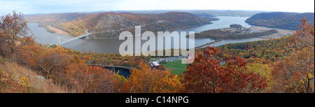 Bear Automne panorama vue aérienne avec des arbres en forêt, pont au-dessus de la rivière Hudson dans l'État de New York. Banque D'Images