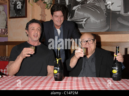 Sylvester Stallone, Charlie Sheen et Danny DeVito, Grande ouverture du restaurant italien Buca di Beppo sur Universal City Walk Banque D'Images