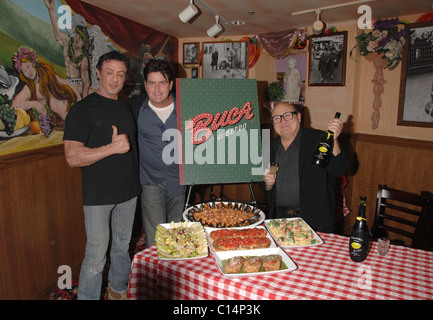 Sylvester Stallone, Charlie Sheen et Danny DeVito, Grande ouverture du restaurant italien Buca di Beppo sur Universal City Walk Banque D'Images