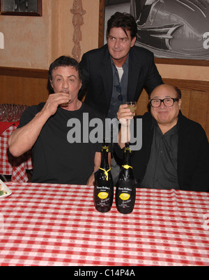 Sylvester Stallone, Charlie Sheen et Danny DeVito, Grande ouverture du restaurant italien Buca di Beppo sur Universal City Walk Banque D'Images