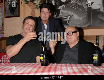 Sylvester Stallone, Charlie Sheen et Danny DeVito, Grande ouverture du restaurant italien Buca di Beppo sur Universal City Walk Banque D'Images