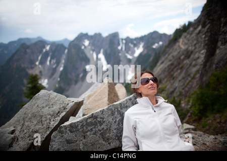 Une femme prend une pause après une randonnée à Kendall Katwalk sur le Pacific Crest Trail dans les montagnes Cascades près de Snoqualmie Pass i Banque D'Images