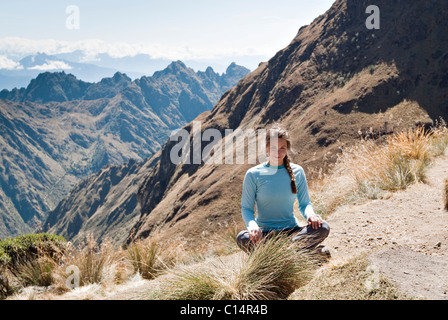 Une jeune femme bénéficie d'un beau moment et respire dans l'air frais tandis que sur la Passe de femme morte, de l'Inca. Banque D'Images