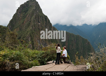 Un jeune homme demande à une jeune femme en mariage dans les ruines de Machu Picchu. Banque D'Images