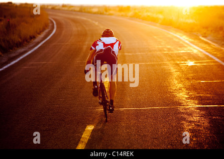 Un cycliste sur vélo de route près de Great Salt Lake Banque D'Images