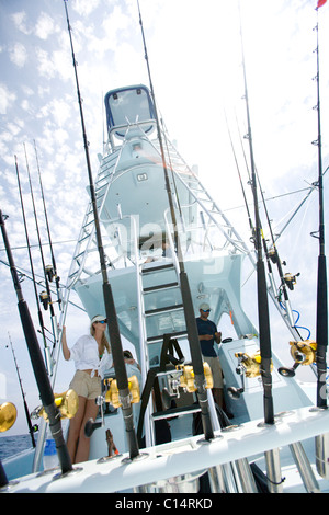 Un grand angle de vue entièrement équipée d'un bateau de pêche en haute mer avec des barres à l'avant-plan . Banque D'Images