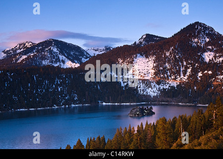 Une aquarelle d'Emerald Bay, île de l'Assistant, et de la neige au lac Tahoe en Californie Banque D'Images