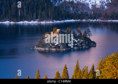 Emerald Bay et l'île de l'assistant au lac Tahoe en Californie Banque D'Images