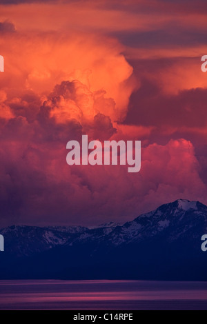 Rose, orange et rouge thunderheads sur le lac Tahoe et les montagnes Sierra dans la soirée Banque D'Images