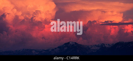 Rose, orange et rouge thunderheads sur le lac Tahoe et les montagnes Sierra dans la soirée Banque D'Images