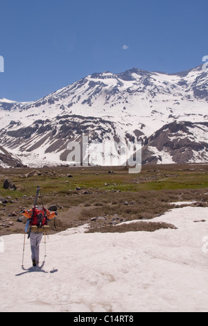 Une femme avec des skis randonnées vers volcan san jose dans les Andes du Chili Banque D'Images