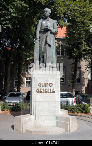 Statue de Guido Gezelle dans la belle ville de Bruges (Brugge), Belgique Banque D'Images