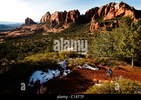 Un homme d'âge moyen chevauche son vtt à travers la roche rouge, près de Sedona, AZ. Banque D'Images