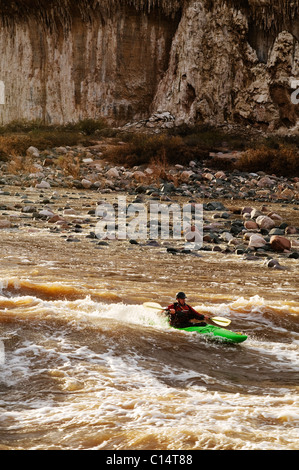 Un kayakiste d'eau vive surfe et joue dans les vagues de rebord sur le rapide de la Rivière Salée, AZ. Banque D'Images