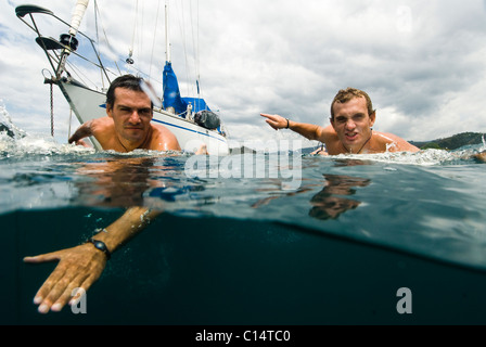 Deux gars de sortir pour surfer au Costa Rica Banque D'Images