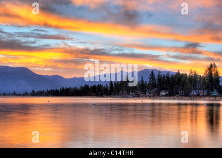 Un brillant soleil d'automne se reflète dans le lac Tahoe, en Californie. Banque D'Images