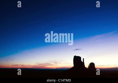 La célèbre mitaines se profilent au lever du soleil à Monument Valley, Arizona Banque D'Images