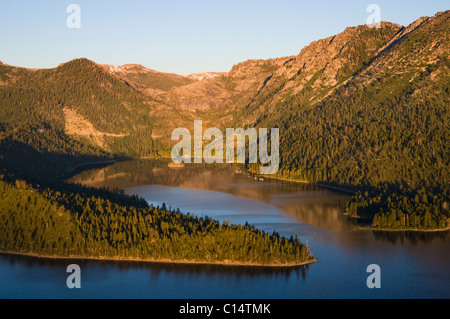 Une vue aérienne de la baie Emerald au lever du soleil dans le lac Tahoe, en Californie. Banque D'Images