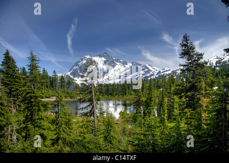 Le mont Shuksan, un majestueux pic dans la nature sauvage Mount Baker, WA Banque D'Images