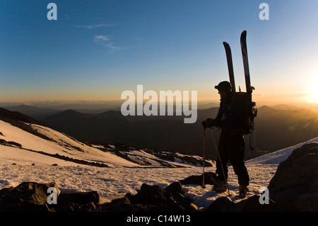 Un ski prend dans la vue alors que l'escalade du mont Shasta, au lever du soleil, CA. Banque D'Images