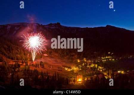 L'été des feux d'artifice illuminent la vallée à Kirkwood Kirkwood Mountain Resort, en Californie. Banque D'Images