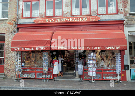 Un magasin de souvenirs touristiques dans la belle ville de Bruges (Brugge), Belgique Banque D'Images