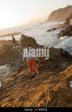 Couple d'explorer les mares le long de l'océan Pacifique près de Moonstone Beach à Cambra, en Californie. La Côte centrale de la Californie. Banque D'Images