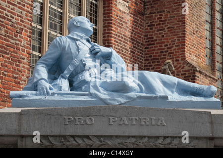 Belle statue avec "Pro Patria" (pour son pays), de l'Église Saint-Firmin, Morbecque, Nord Pas de Calais, France. Banque D'Images