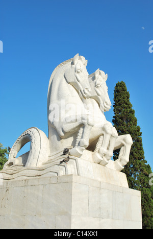 Photo d'une sculpture statue de chevaux dans un parc à Lisbonne Banque D'Images