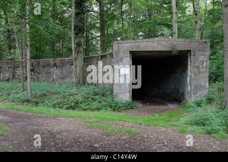 La sortie de l'un des trois 'ski' bâtiments de stockage en forme de V1 sur le site de lancement, le bois des Huit-Rues près d'Hazebrouck, France. Banque D'Images