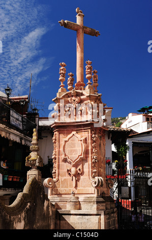 Croix ornée à l'extérieur de Iglesia de Santa Prisca à Taxco, dans l'État de Guerrero, Mexique Banque D'Images