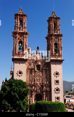 Façade de l'Iglesia de Santa Prisca à Taxco, dans l'État de Guerrero, Mexique Banque D'Images