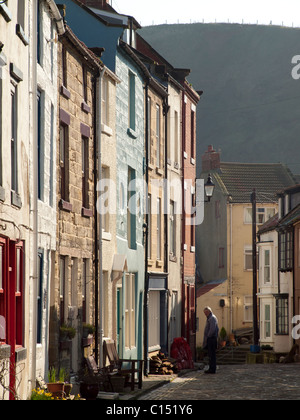 High Street North Yorkshire Staithes sur un matin de printemps ensoleillé Banque D'Images