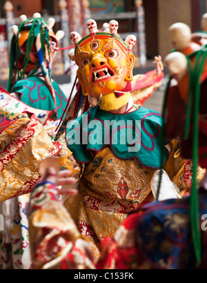 Costumés et masqués danseur monastique lors d'un festival dans le Trongsa dzong dans le centre du Bhoutan. Banque D'Images