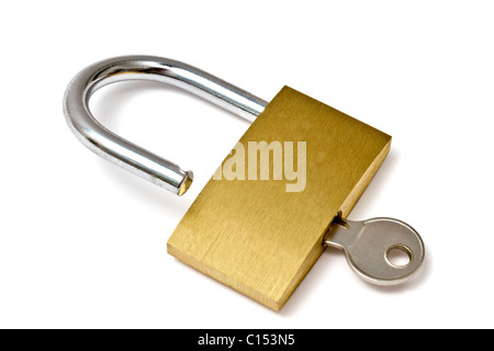 Clé et Cadenas isolé sur fond blanc Banque D'Images