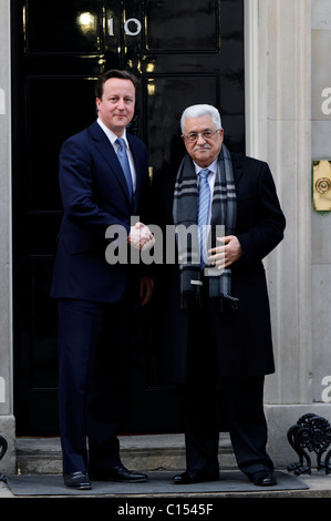 Le premier ministre David Cameron rencontre le président de l'Autorité nationale palestinienne, Mahmoud Abbas au 10 Downing Street. Banque D'Images