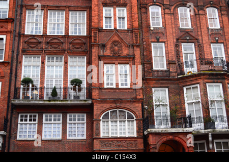 Maisons des riches : maisons de briques rouges de Cadogan Place, Knightsbridge Chelsea, London, Royaume-Uni. Banque D'Images