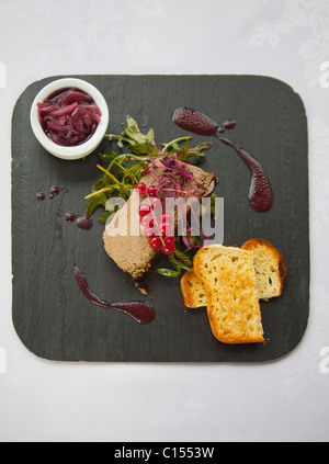 Foie de poulet, poireaux et bacon parfait, 'Roquette' avec brioche grillée et confiture d'oignon rouge sur ardoise 116341 Food01 Banque D'Images