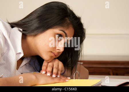 Une femelle/étudiant à souligné. Une femelle/étudiant dans une pensée l'humeur. Banque D'Images