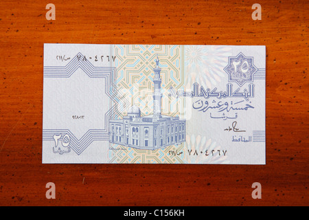 25 piastres note devise égyptienne sur table avec écriture arabe et la mosquée Banque D'Images