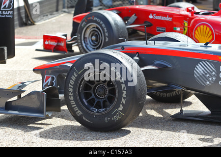 Ferarri et Hispania Racing team les voitures de Formule Un dans des fosses à la fin de Grand Prix Banque D'Images