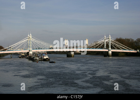 Albert Bridge, Tamise, Chelsea, London, UK. Avis de Chelsea Embankment avec Battersea Power Station en arrière-plan. Banque D'Images