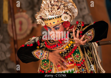 Legong balinais dancers performing à Ubud Bali Indonésie Banque D'Images