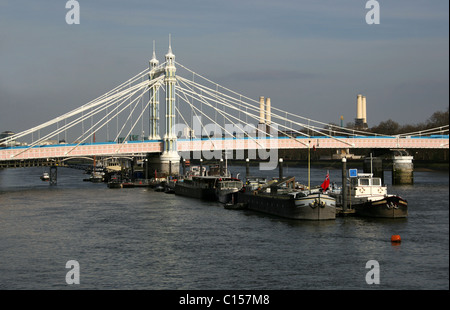 Albert Bridge, Tamise, Chelsea, London, UK. Avis de Chelsea Embankment avec Battersea Power Station en arrière-plan. Banque D'Images