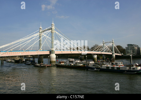 Albert Bridge, Tamise, Chelsea, London, UK. Avis de Chelsea Embankment avec Battersea Power Station en arrière-plan. Banque D'Images