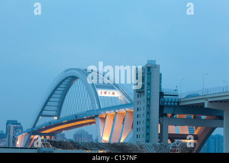 Le pont Lupu, Shanghai, Chine, le plus long pont en arc du monde Banque D'Images