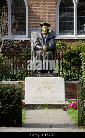 Statue de Sir Thomas More en dehors de Chelsea vieille église. Lord grand chancelier d'Angleterre, sous le règne de Henri VIII. L'Embankment, London. Banque D'Images