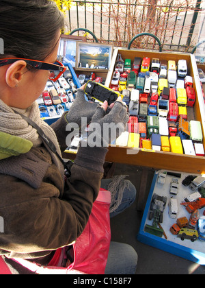Paris, France, young woman shopping in french brocante, jouets, voitures miniatures Banque D'Images