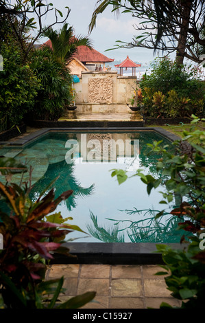 Une villa luxueuse piscine entourée d'un jardin tropical dans le village d'Amed, Bali, Indonésie. Banque D'Images