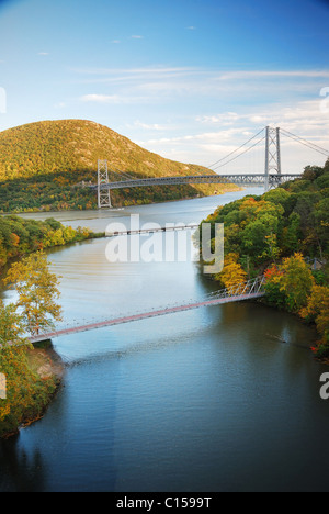 Vallée de la rivière Hudson à l'automne, avec la montagne en couleurs et pont sur le fleuve Hudson. Banque D'Images